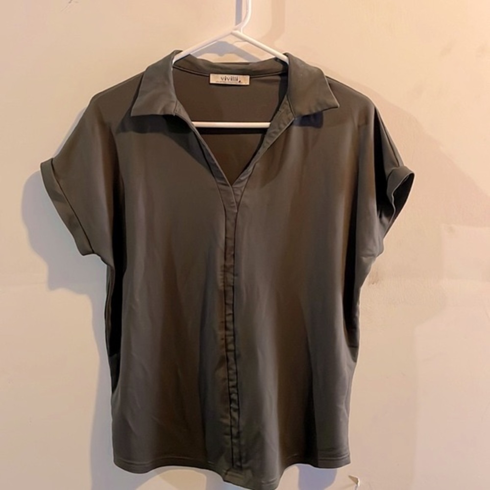 Women’s Short Sleeve Collared Shirt. Size L
